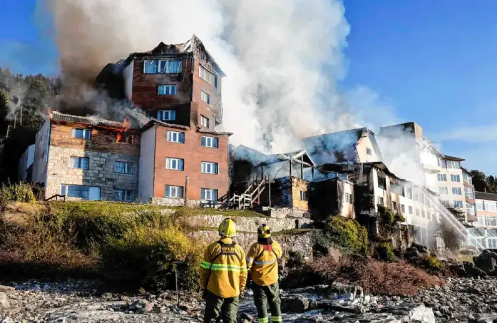 Bariloche-Incendio-Hotel-Huemul-Clarin-Fotografia 01