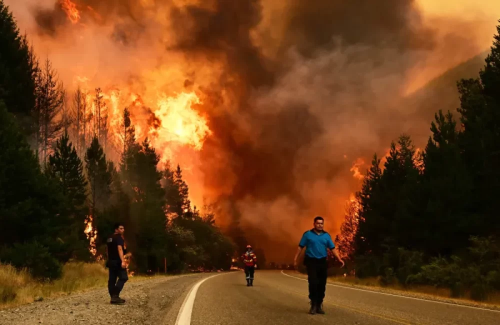 Incendio sobre Ruta 40 en El Hoyo. (AP Photo Maxi Jonas)