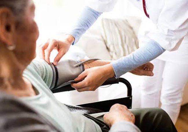 atencion medica en adultos mayores