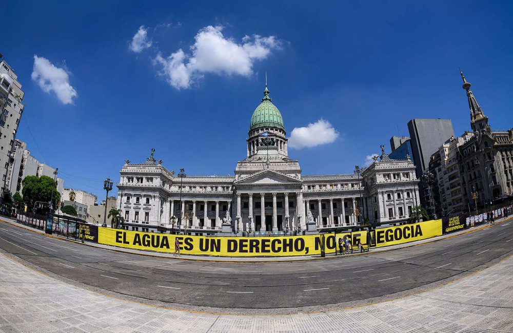 Greenpeace  estuvo nuevamente en el Congreso con un cartel de 50 metros de largo que llevaba el mensaje “El agua es un derecho, no un negocio”. La organización ha advertido en varias oportunidades sobre el riesgo inminente que corren las mayores reservas de agua dulce de Argentina y exige blindar estos ecosistemas frente a proyectos extractivos.