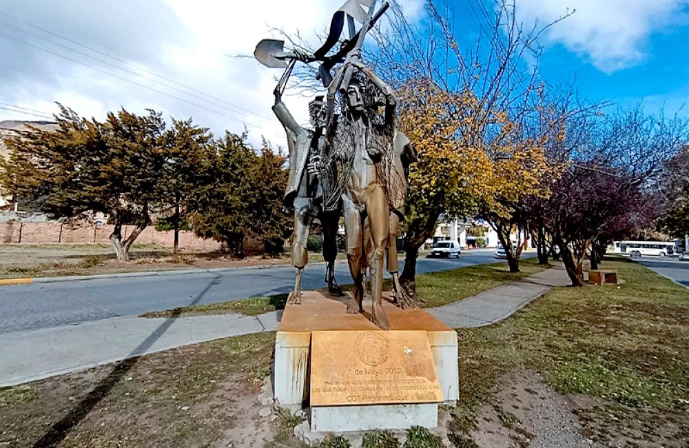 monumento trabajadores patagónicos en Esquel