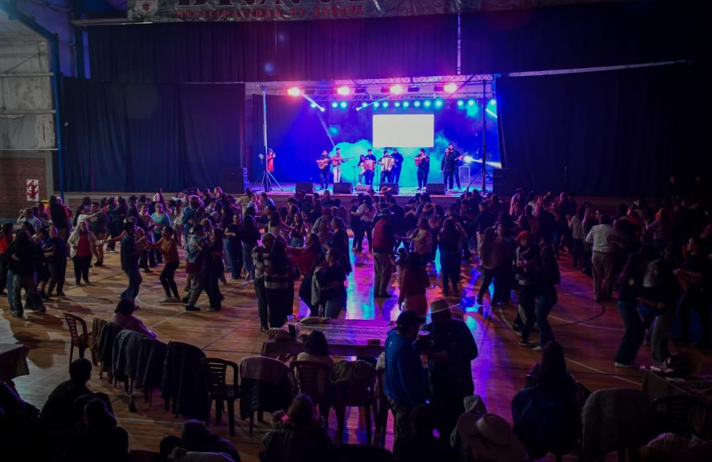peña en el gimnasio municipal