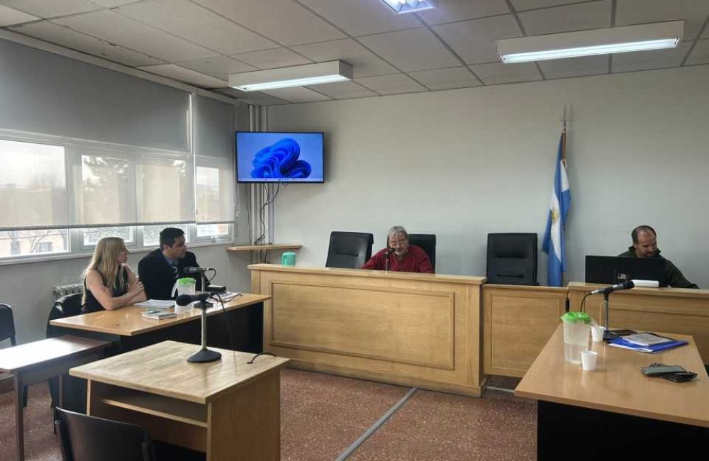 policial aldea escolar