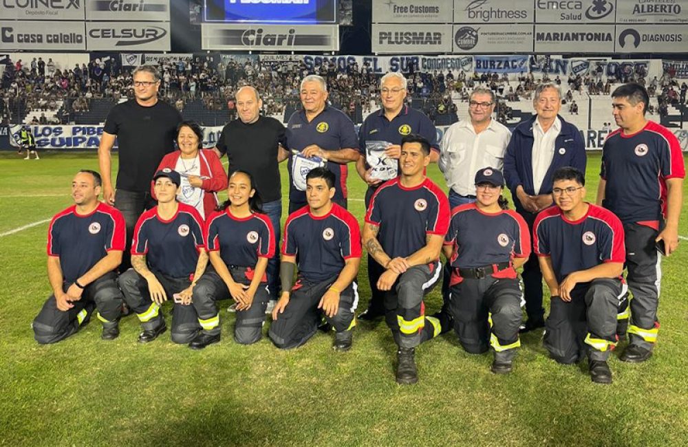 reconocimiento a bomberos de esquel en la cancha de quilmes 04